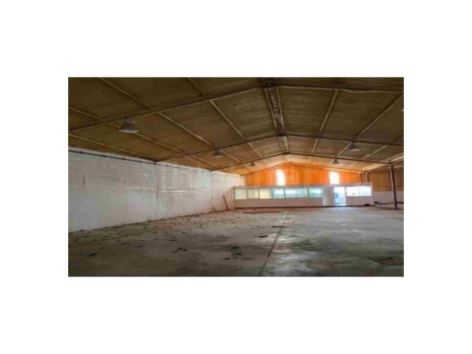 Armazém com Terreno Urbano