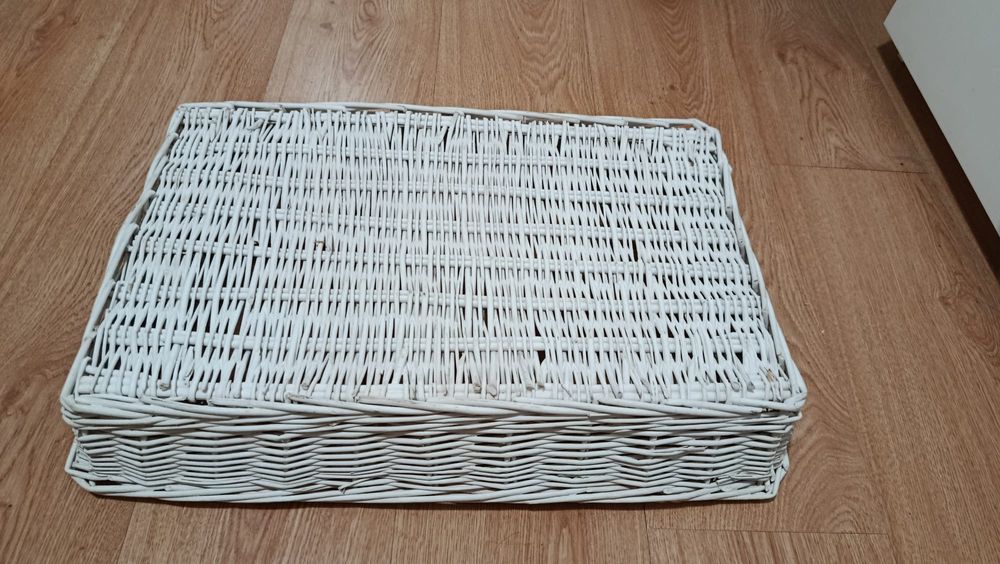 Cesto branco em palhinha