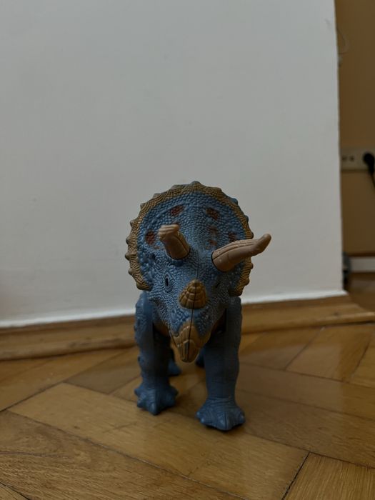 Інтерактивний динозавр на батарейках