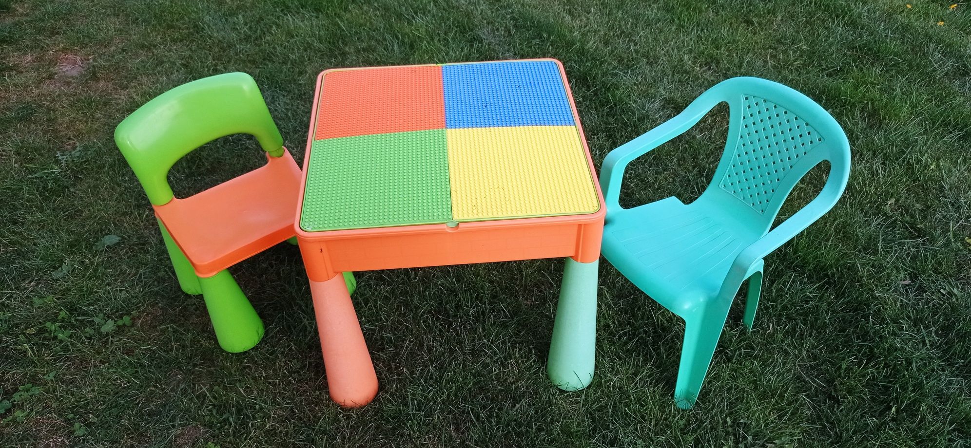 stoliczek LEGO i dwa krzesełka dla dzieci