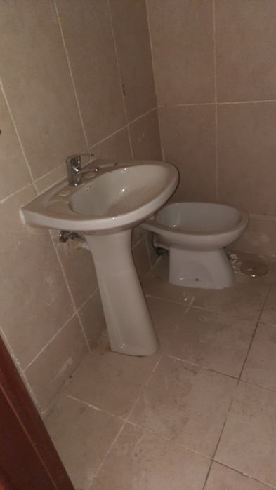 Base com resguardo de casa banho, sanita, bidé e Lavatório