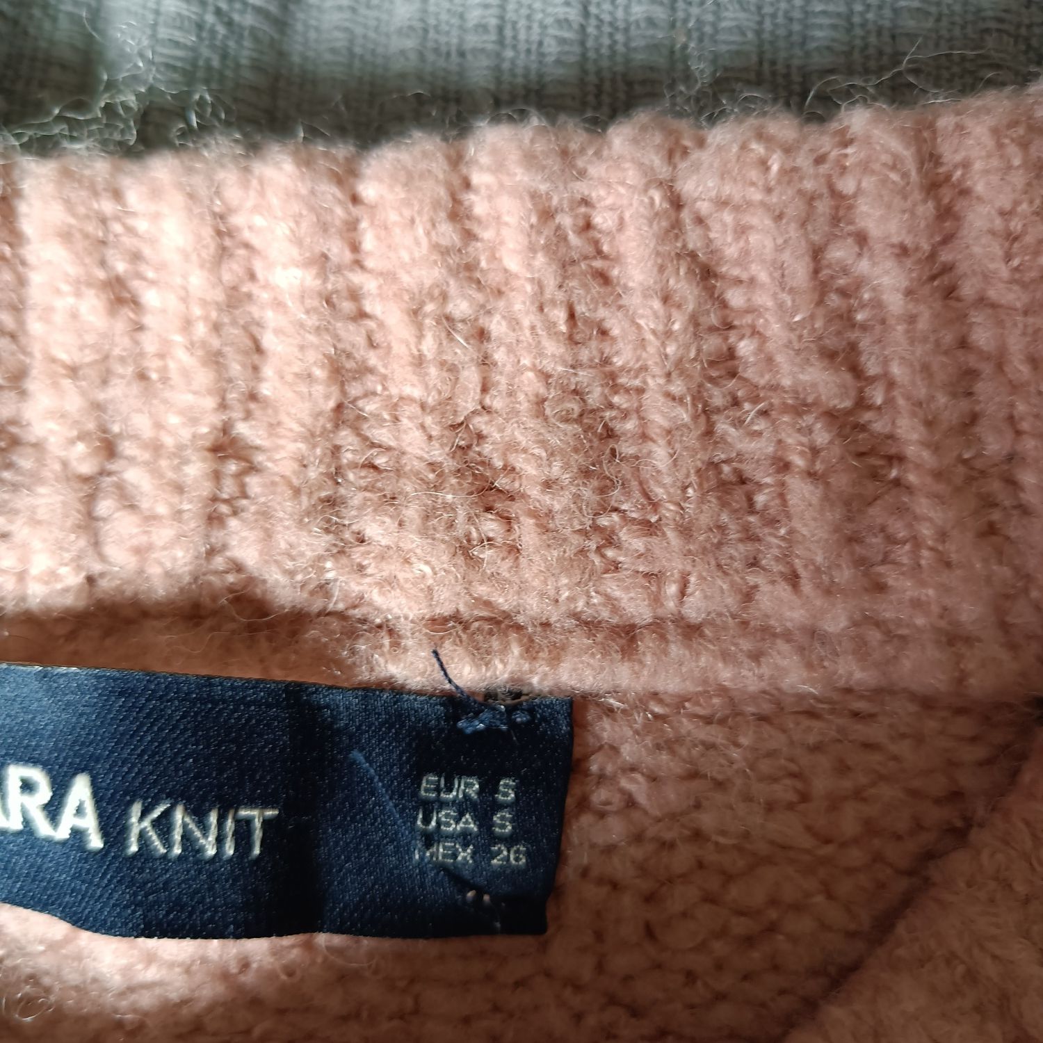 Sweter Zara z plecionymi rękawami r. M