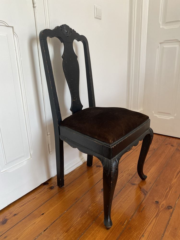 Cadeira antiga com acento de veludo