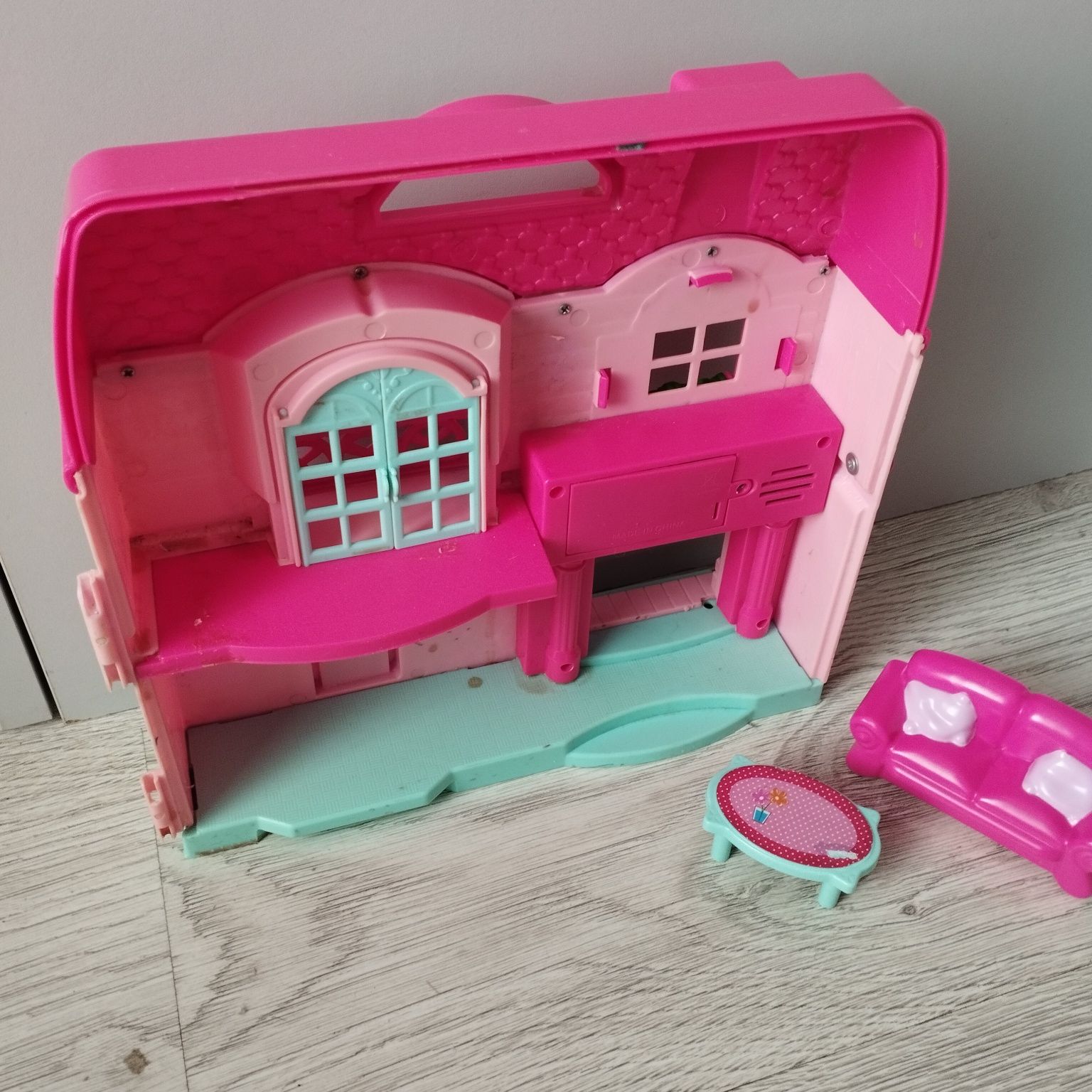 Domek dla lalek z akcesoriami – stolik i sofa