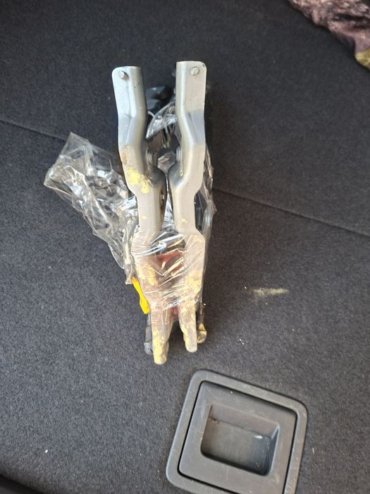 Кпіплення заднього багажника Infiniti Q60