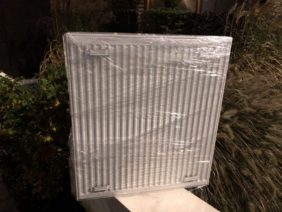 Grzejnik Pionowy wys. 90 szer. 80 cm. Stan Nowy dewelop.
