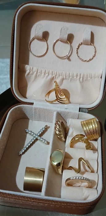 Conjunto variado de fios, aneis e pulseira. Oferta do estojo.