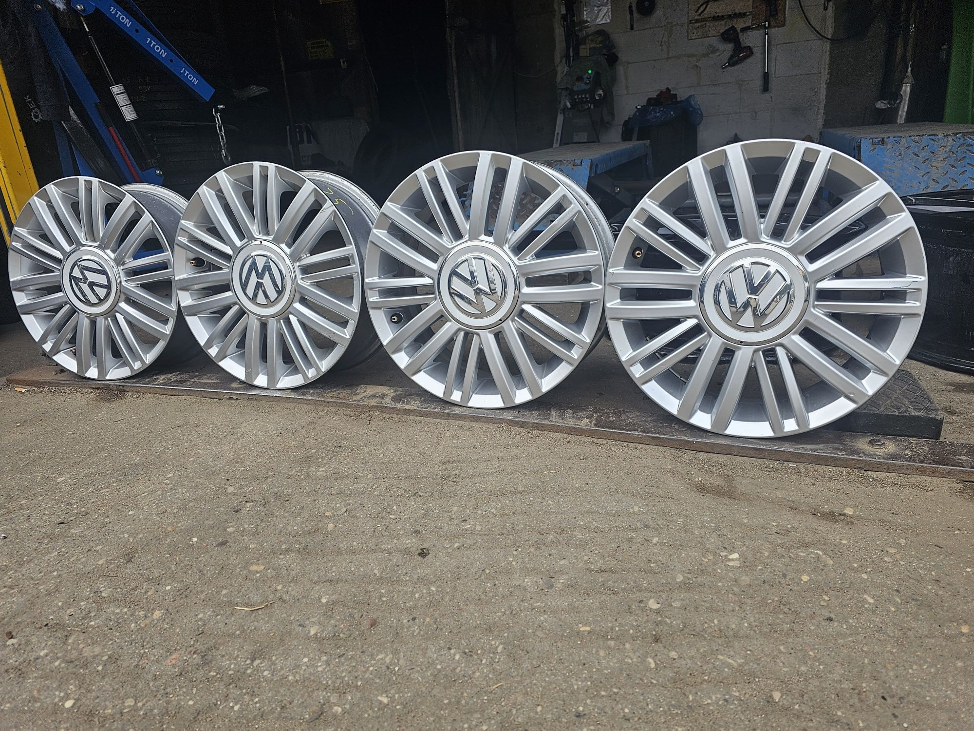 Felgi Aluminiowe Volkswagen UP R15 4x100 ET41-5,5J