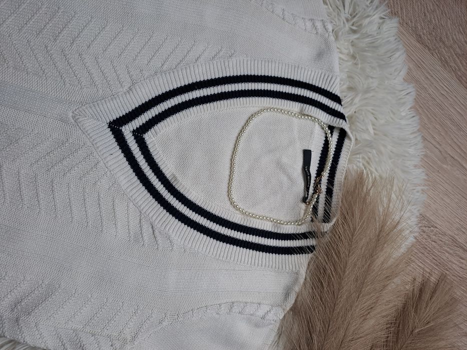 Biały sweter Dekolt V Old Money | Golf style | Czarne Paski | Dekolt V