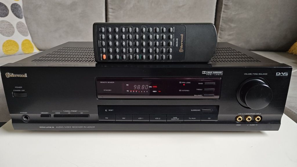 Sherwood  RV-4050R amplituner AV, Dolby Pro-Logic. Pilot.