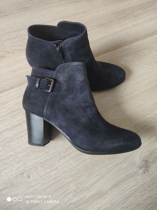 Продам жіночі демісезонні замшеві ботіночки