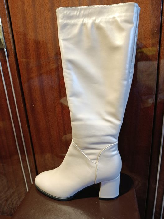 Продам новые зимние сапоги. Размер 40,каблук 7, лытка 38-39 .