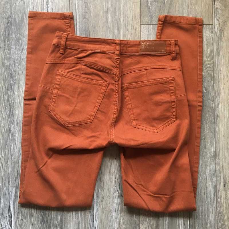 Pomarańczowe dżinsy jeansy rurki Pull&bear