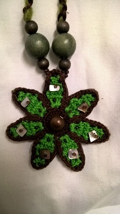 Colar curto crochet castanho e verde (portes incluídos)