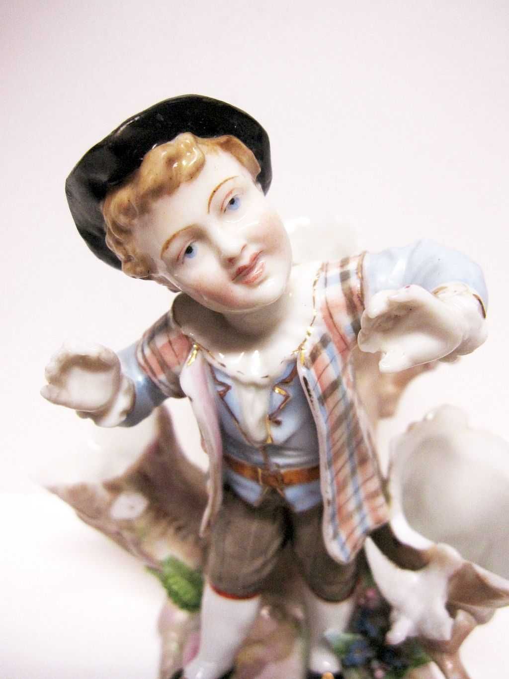 linda antiga figura com 3 jarrinhas em porcelana europeia-marcada