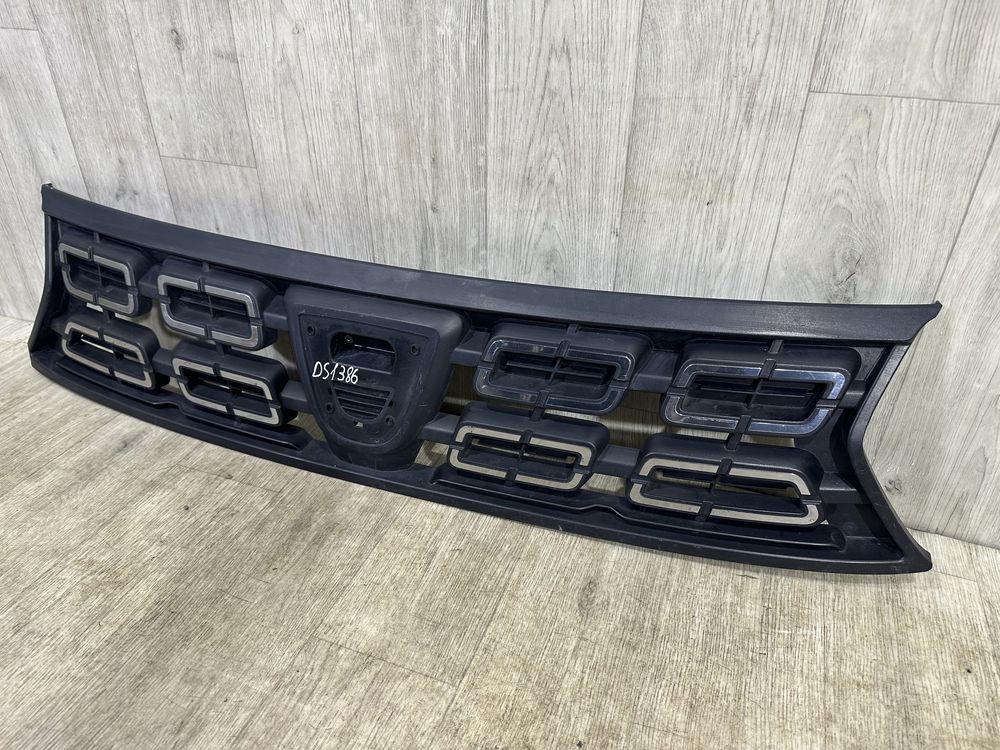 Решетка радиатора Гриль Dacia Duster 2 ( 2017 - 2021 г.) решітка