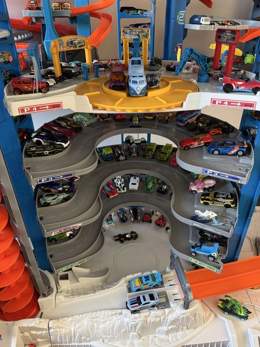 Найбільший паркінг Hot Wheels. Автовози, машинки та контейнери.