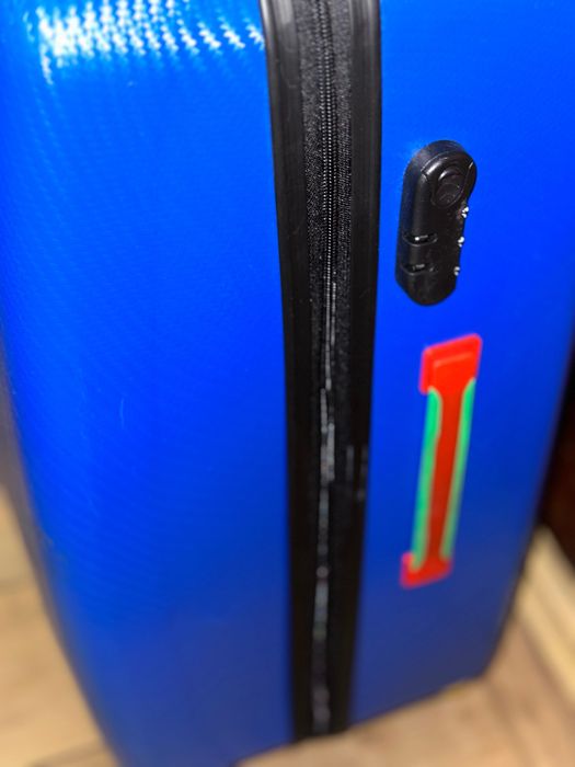 Продам свои чемоданы по ненадобности