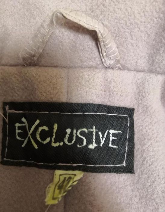 Пальто Exclusive, розмір 42.
Для дівчинки - підлітка. 
Є 2 кишеньки, п