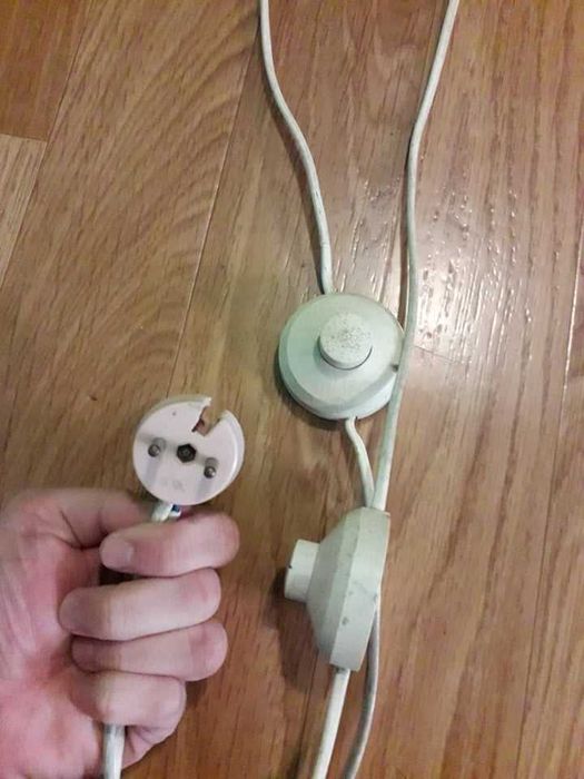 Lampa stojąca, stara do odnowienia, na 2 żarówki, klosze białe.
