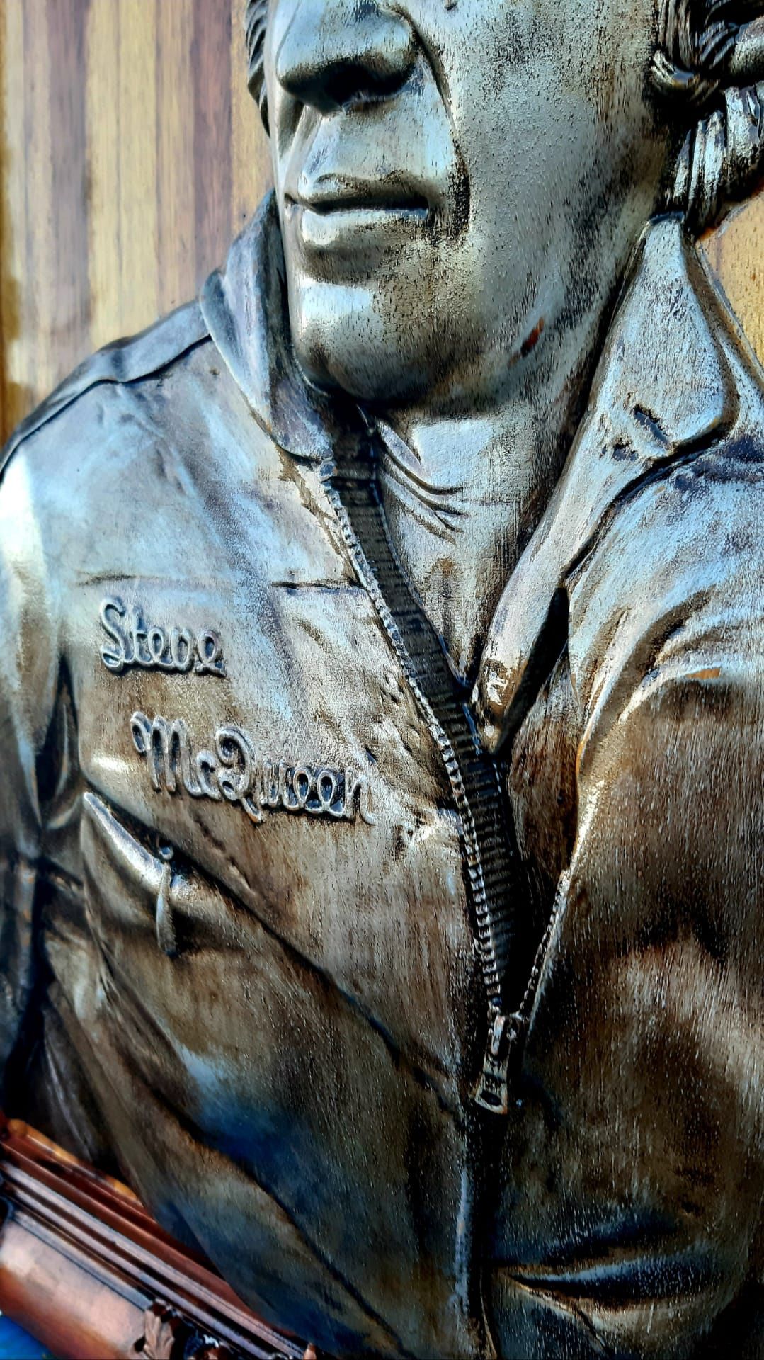 Steve McQueen, esculpido em madeira exótica de Kambala/Iroko