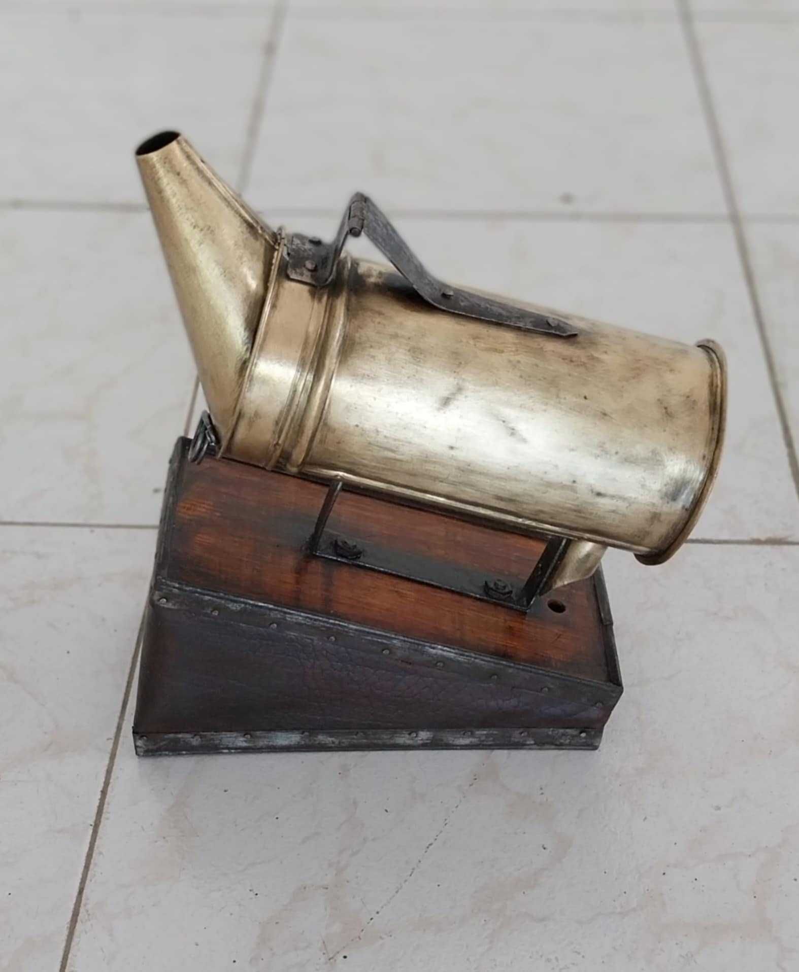 Antigo e Original Fumigador de Abelhas em Latão. RESTAURADO!