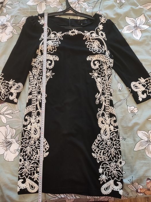 Чорне плаття з вишивкою.
