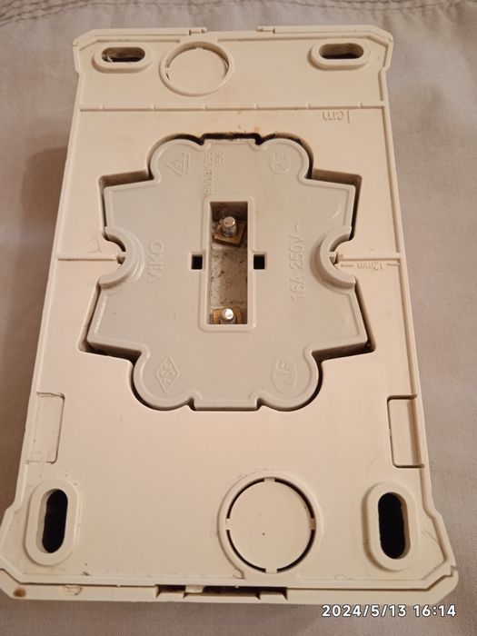 Тройник.               Розетка накладная.     .