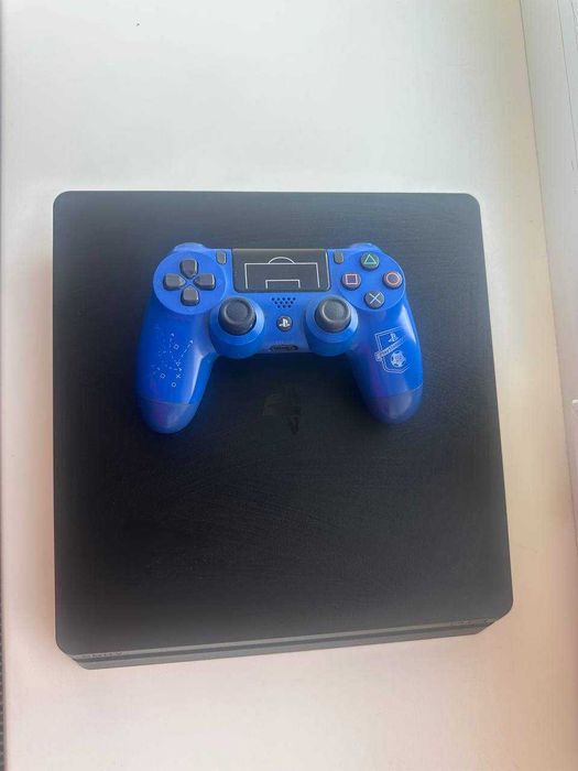 Консоль Sony PlayStation 4 Slim 500GB Black + геймпад + fifa.  PS4