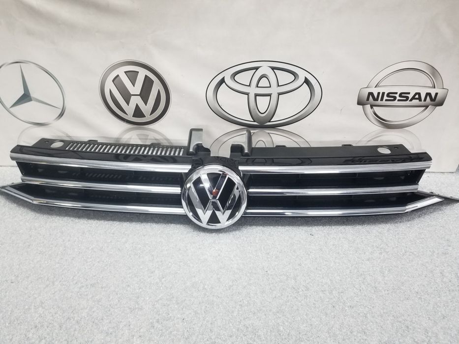 Решітка радіатора Гриль Volkswagen Touran 5TA