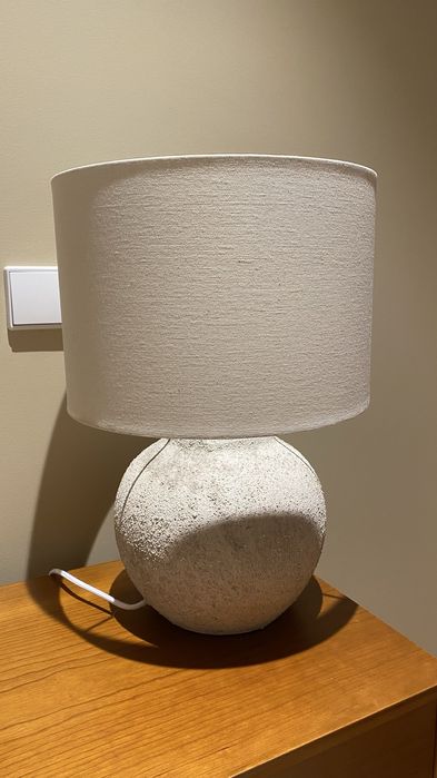 Candeeiro de mesa em linho e terracota