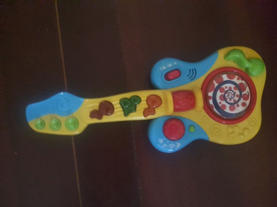 Guitarra infantil musical de criança