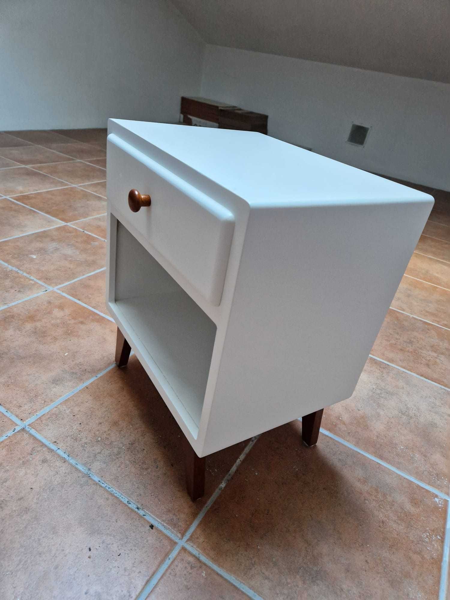 Mesa de Cabeceira com Gaveta Branca (Maisons du Monde – SWEET)