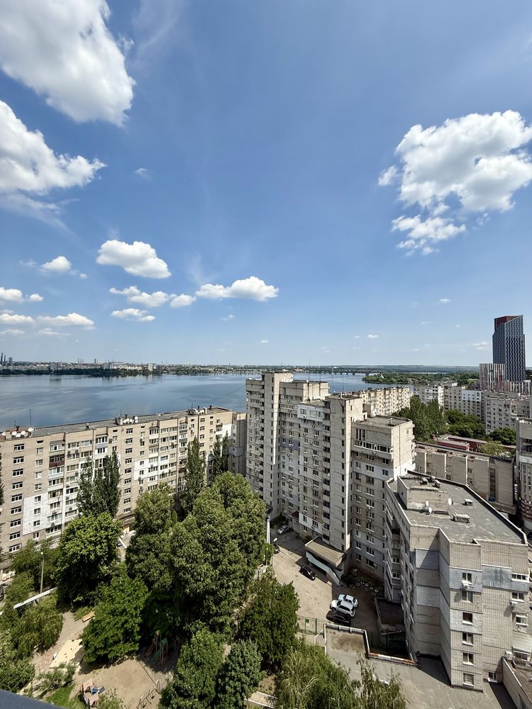 Продається велика квартира у центрі міста з видом на річку