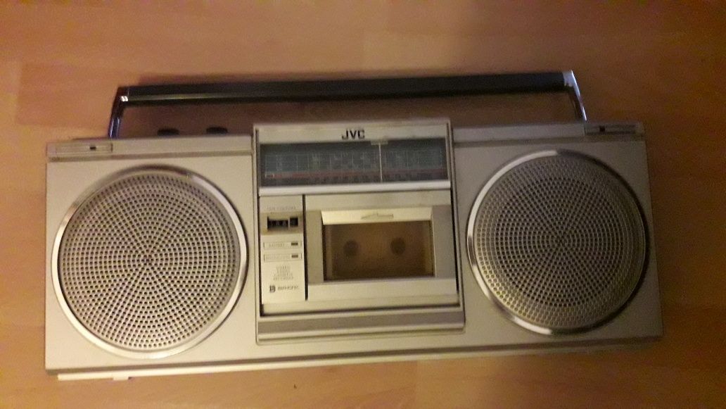 Radiomagnetofon JVC działający