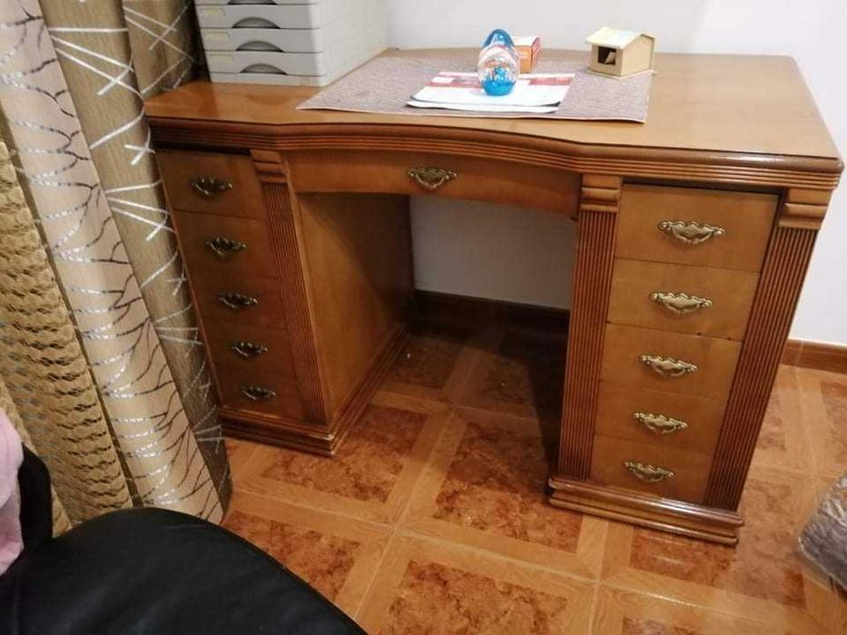 Vendo sofá, móvel bar, secretária e soldados de estanho