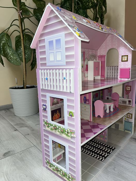 дерев'яна лялькова хатка. Будиночок для ляльок з меблями.