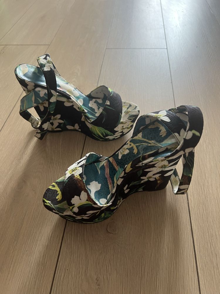 Продам босоніжки Dolce & Gabbana 24,5 см