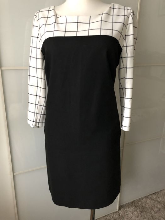 Elegancka czarna sukienka z kieszeniami na podszewce 42