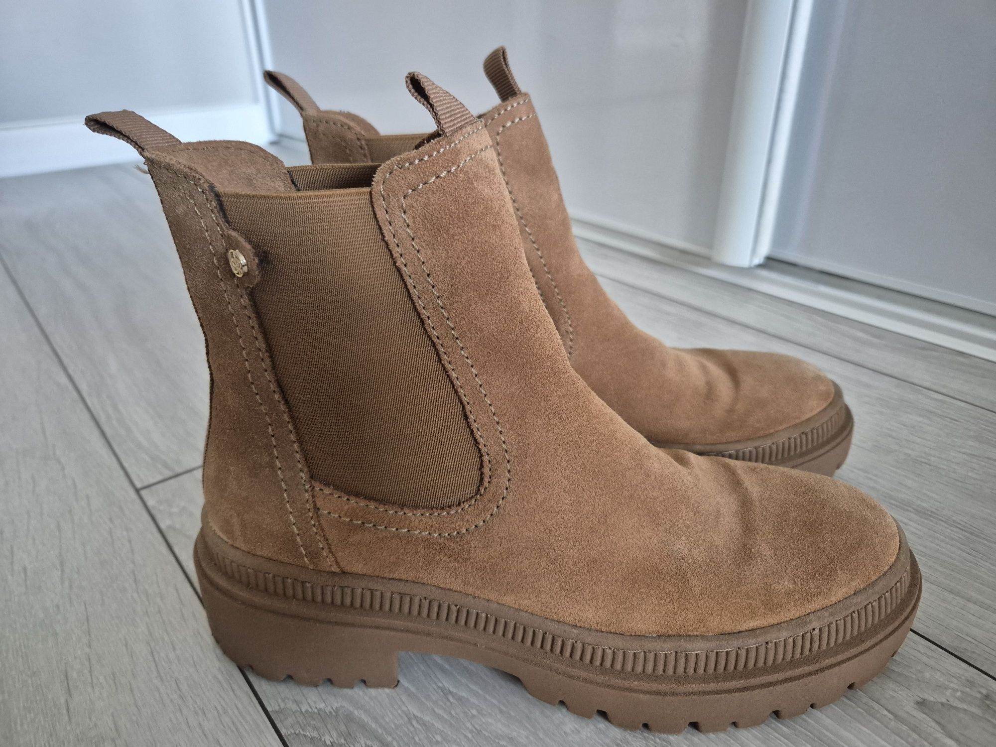 Botki damskie marki Lasocki w kolorze camel rozmiar 39 skórzane!