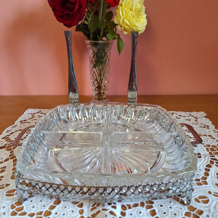 Кришталева менажниця в металевому кофрі