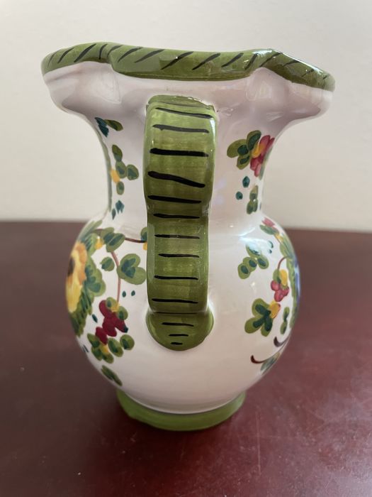 Італійська ваза з майоліки ручноі роботи з квітковим орнаментом.