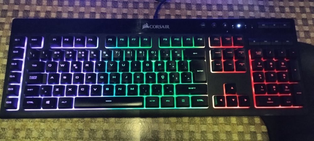 Teclado Gaming CORSAIR RGB K55