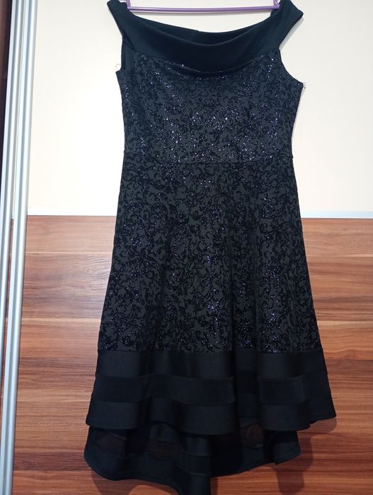 Czarna błyszcząca sukienka z opadającymi ramionami