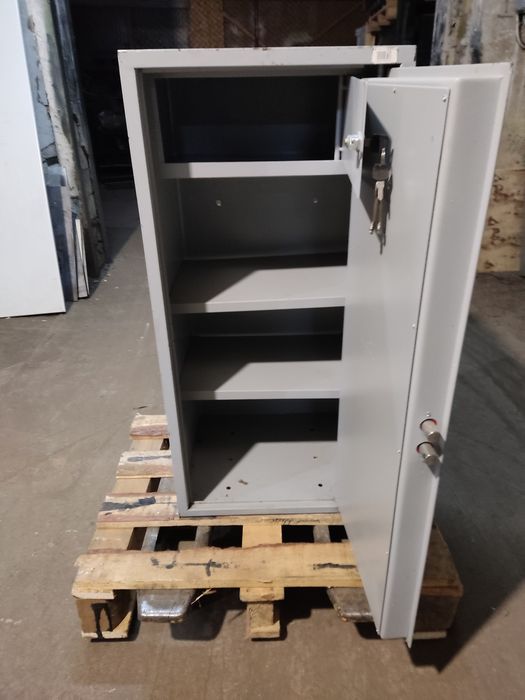 Продаю б.у канцелярский сейф(висота 93 см.)