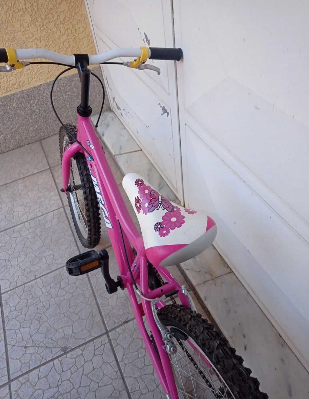 Bicicleta de criança cor de rosa