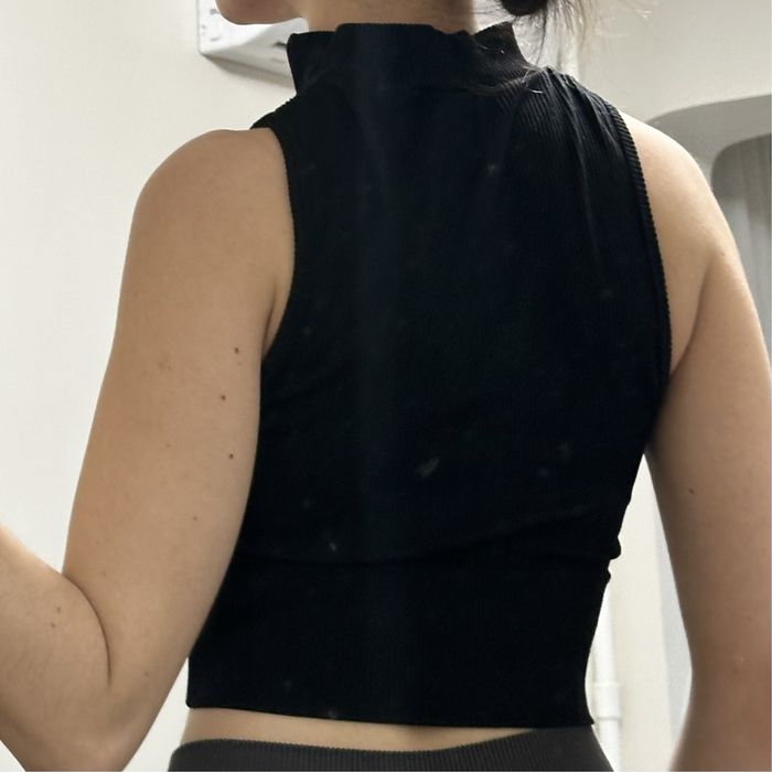 Топ на застібці та комірцем