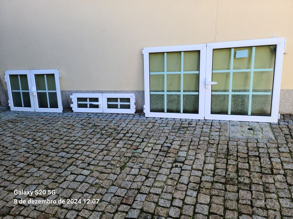 Janelas em alumínio lacado branco  com vidro duplo