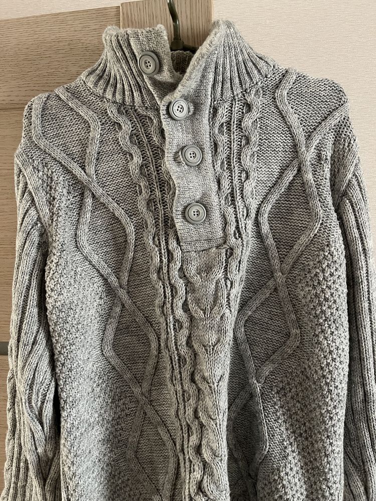 Продам  теплый свитер, размер L