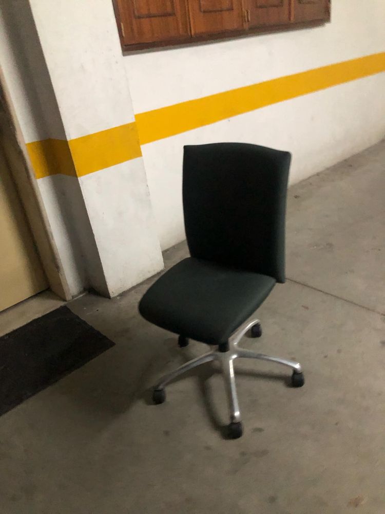 Cadeira de Rodas Secretaria verde em bom estado - escritorio ou quarto